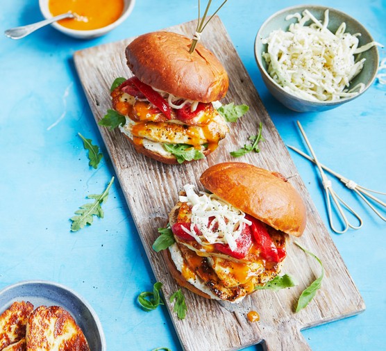 15-minute chicken & halloumi burgers
