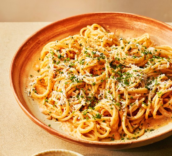 A serving of brown crab and garlic spaghetti