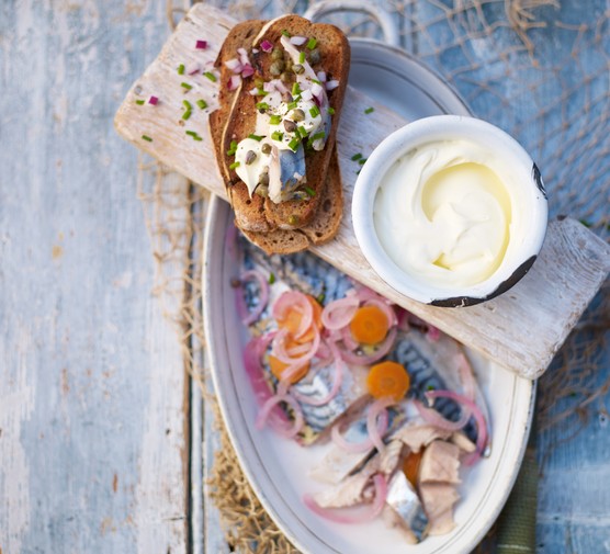 Soused mackerel with crème fraîche & capers