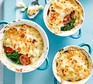 Macaroni cheese with veg served in bowls