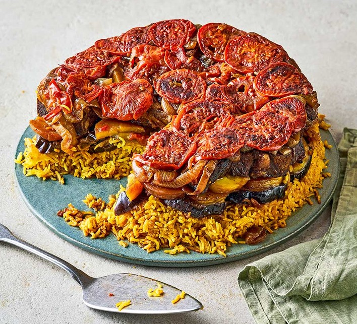 Maqlooba upside-down on a serving plate