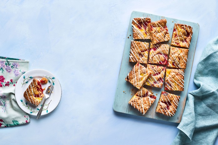 Rhubarb-&-custard-blondies Chopping board of cut blondies