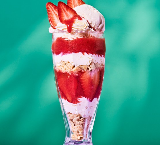 No-cook strawberry cheesecake sundae
