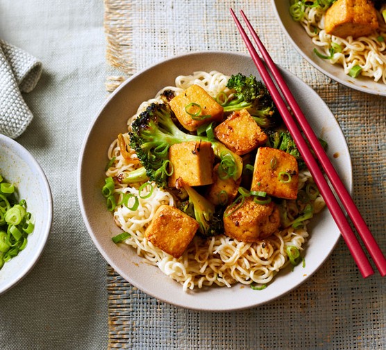Light dinner recipes Bowl of teriyaki tofu with noodles