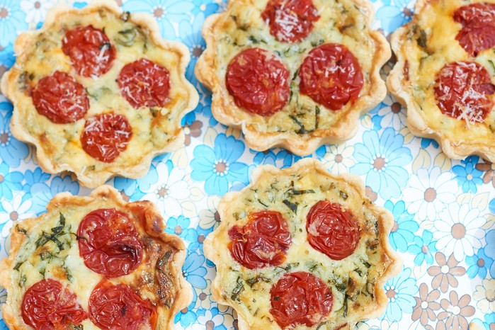 Picnic quiches Mini tomato quiches in pastry